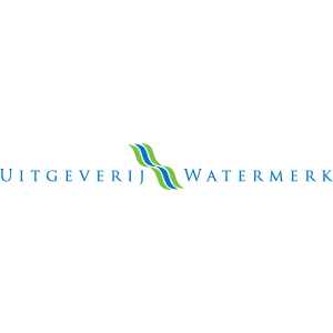 Logo van Uitgeverij Watermerk: de tekst “Uitgeverij” in blauwgroene hoofdletters, twee golvende lijnen in groen en blauw in het midden, gevolgd door “Watermerk” in blauwe hoofdletters