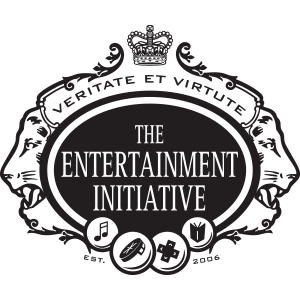 Ornamenteel zwart-wit logo met kroon boven twee leeuwenkoppen, de tekst ‘Veritate et Virtute’ en centraal ‘The Entertainment Initiative’, met daaronder iconen van muzieknoot, filmrol, kerstbal en boek en ‘Est. 2006’
